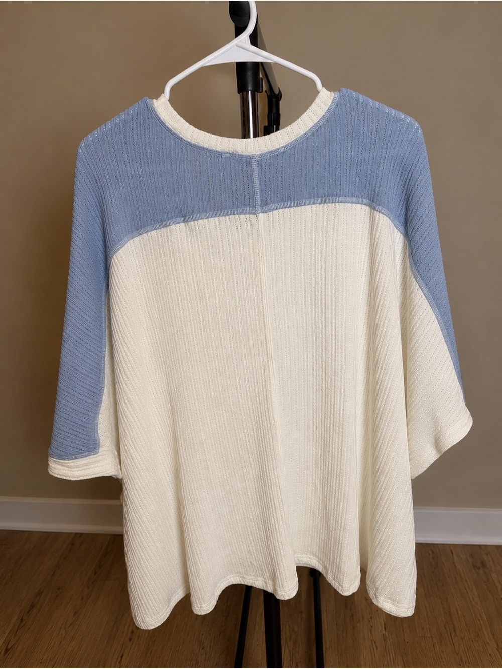 Lightweight Size M NWOT V-Neck Raglan Sweater - White with Light Blue Sleeves - Picture 2 of 3